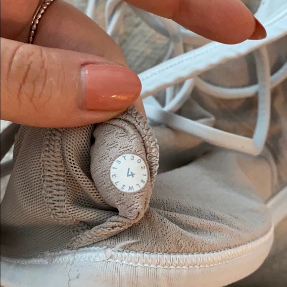 Lululemon Free To Be Wild Bra Size 4 - Picture 3 of 3